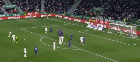 中超赛场争议判罚：VAR引发讨论,